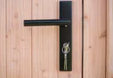 Dubbele deur Douglas hout buitenmaat 168x201cm met deurbeslag zwart 