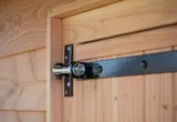 Dubbele deur Douglas hout buitenmaat 168x201cm met glas en deurbeslag zwart