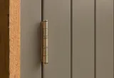 Deur Meranti rechtsdraaiend buitenmaat met glas en RVS deurbeslag gegrond