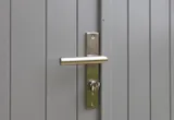 Deur Meranti buitenmaat 109x221cm met RVS deurbeslag gegrond