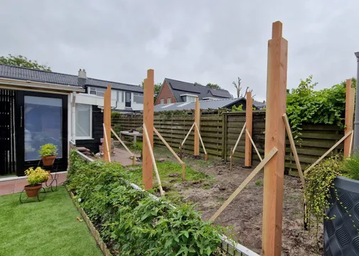 Tussenpaal Douglas hout 150x150mm fijnbezaagd (tbv ringbalk 50x150mm)