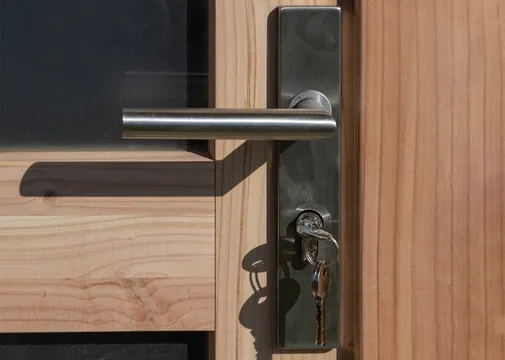 Deur Douglas hout linksdraaiend buitenmaat 90x201cm met glas en RVS deurbeslag