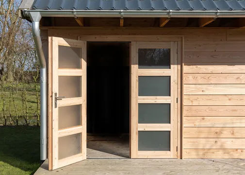 Dubbele deur Douglas hout buitenmaat 168x201cm met melkglas en RVS deurbeslag