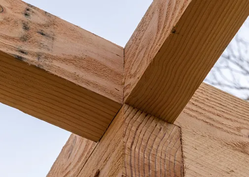 Hoekpaal Douglas hout 150x150mm fijnbezaagd (tbv ringbalk van 70mm dik)