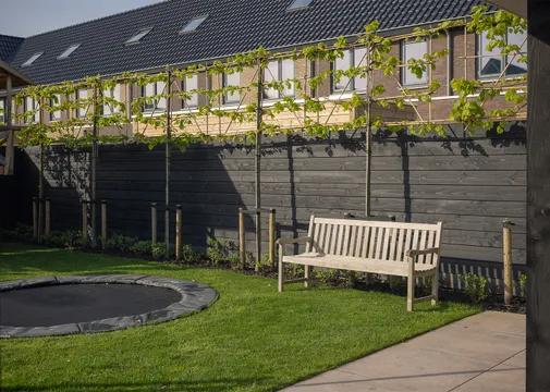 Potdekselplank 25x275mm bezaagd zwart geïmpregneerd gespoten