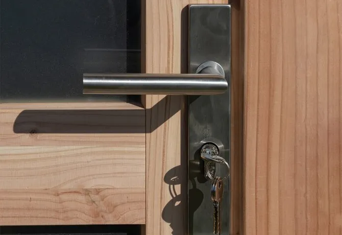 Dubbele deur Douglas hout XL buitenmaat 255x209cm met RVS deurbeslag