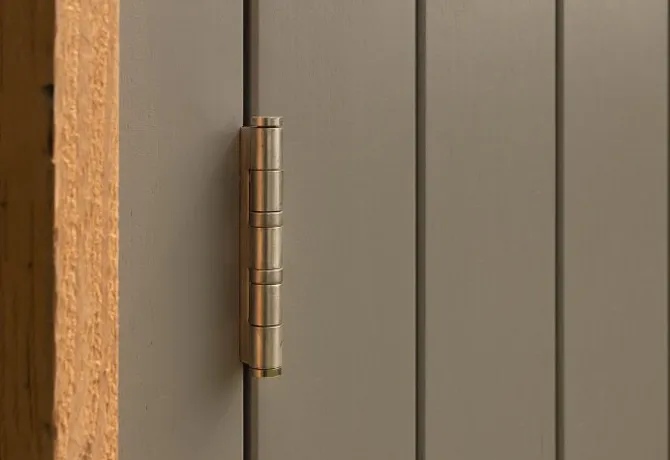 Deur Meranti buitenmaat 109x221cm met RVS deurbeslag gegrond
