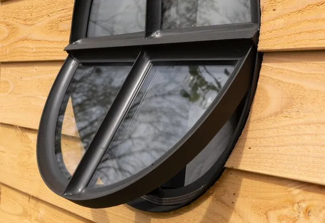 Metalen raam openklapbaar ovaal dubbelglas 51x64x6cm zwart