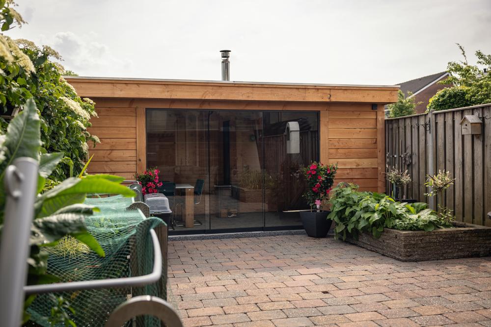 Houten veranda in een tuin