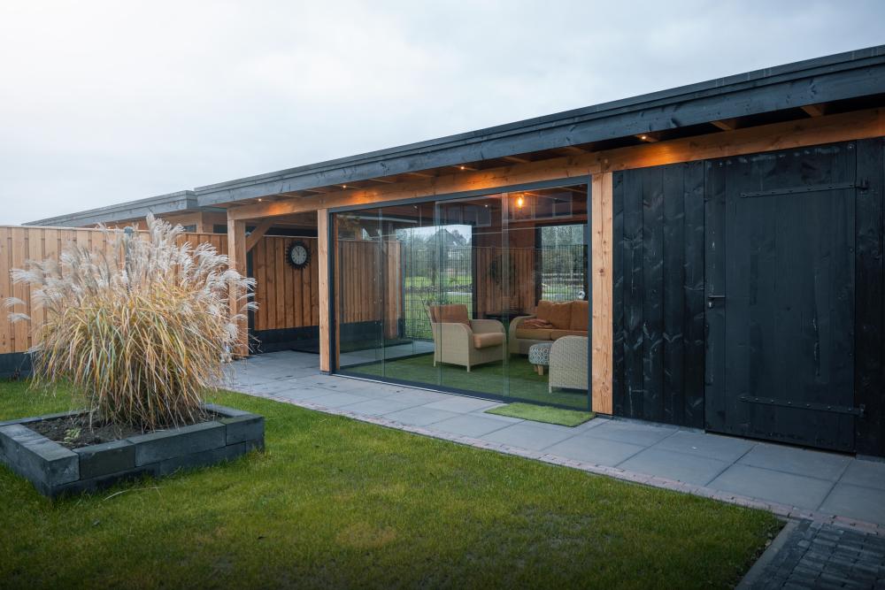 Zelfgebouwde houten veranda